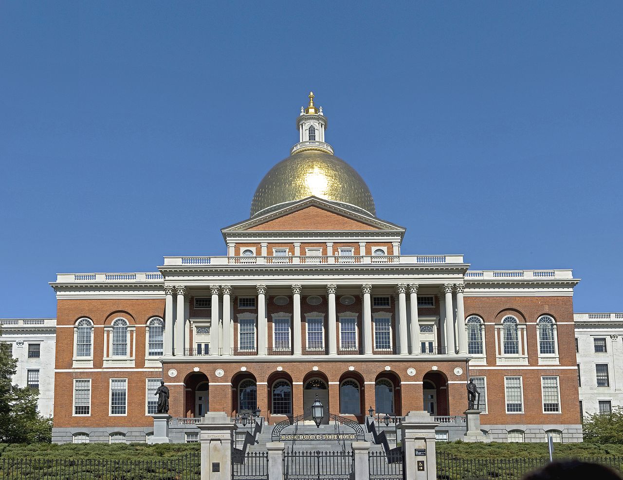 1280px-Mass_statehouse_eb1